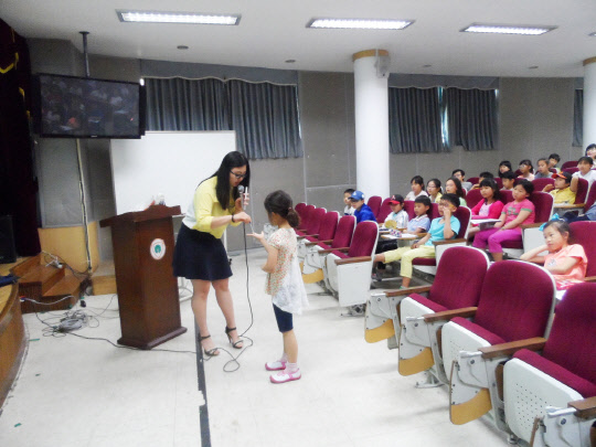 구로구(구청장 이성)가 어린이들의 식중독 예방과 올바른 식습관 형성을 위한 '어린이 식생활 안전 특별교육'을 실시한다. 전문 교육기관이 7월 5일부터 10월 11일까지 관내 15개 초등학교를 방문해 교육을 진행한다. 교육대상은 초등학교 3학년 2000여명이다. 구로구 제공